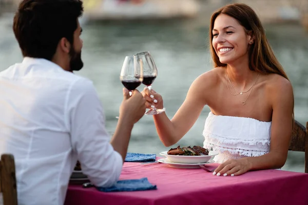 Joven Pareja Romántica Brindando Durante Cena Resort Tropical —  Fotos de Stock