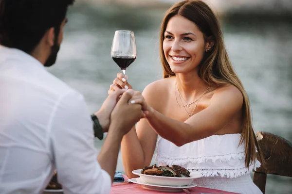 Genç Çift Deniz Kıyısında Romantik Bir Akşam Yemeği Yiyor — Stok fotoğraf