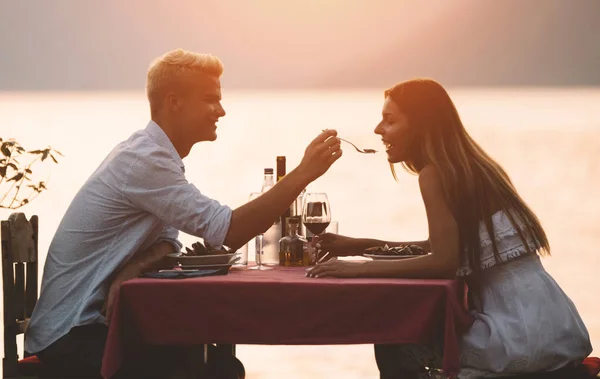 People Celebration Vacation Honeymoon Romance Concept Young Couple Enjoying Romantic — Stock Photo, Image
