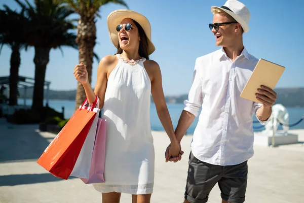 Glückliches Paar Sommerurlaub Beim Gemeinsamen Einkaufen Und Sightseeing — Stockfoto