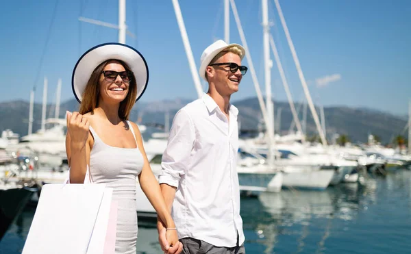 Glückliches Paar Sommerurlaub Beim Gemeinsamen Einkaufen Und Sightseeing — Stockfoto