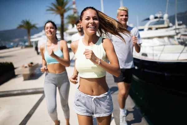 Correndo Amigos Praia Jogging Grupo Treinamento Exercitando Corredores Treinamento Livre — Fotografia de Stock