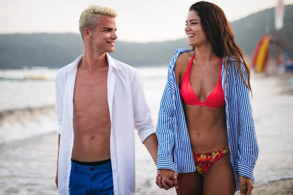 Feliz Casal Romântico Divertindo Amor Praia — Fotografia de Stock