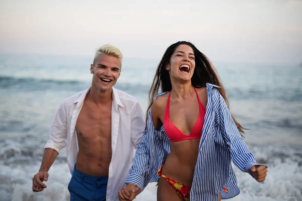 Glimlachend Paar Liefde Buiten Het Strand — Stockfoto