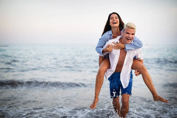 Gelukkige Paar Plezier Liefde Het Strand Van Zomer — Stockfoto