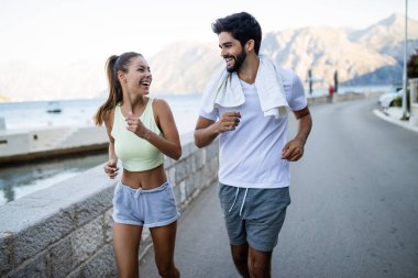 Çalışan ve birlikte yaz güneşli doğada koşu sağlıklı uygun insanlar