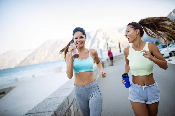 Löpning Sport Exercerande Och Hälsosam Livsstil Konceptet Glada Människor Jogging — Stockfoto