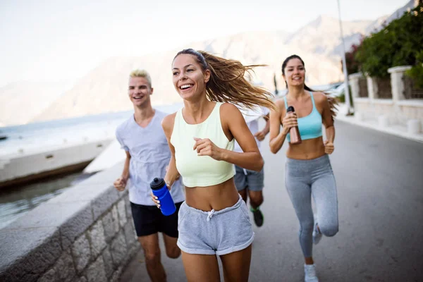 Gruppen Unga Friska Passar Människor Jogging Och Kör Utomhus Naturen — Stockfoto