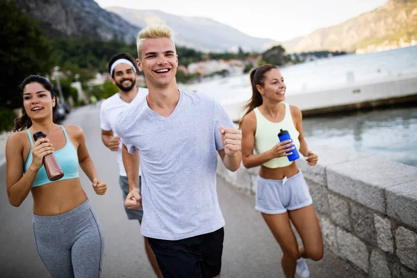 Friska Fit Människor Kör Och Jogga Tillsammans Sommar Solig Natur — Stockfoto