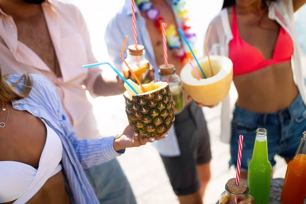 Young Fun People Enjoying Summer Beach — Stock Photo, Image