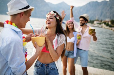 Tasasız genç arkadaşlar birlikte yaz tatilinin tadını çıkarıyorlar.