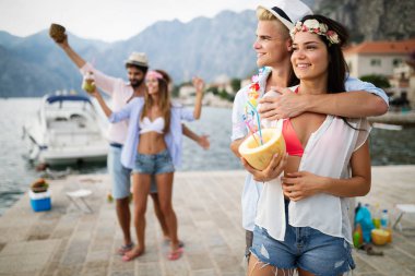 Bir grup arkadaş yaz partisinde eğleniyor.