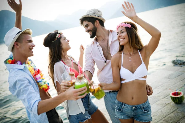 Grupo Amigos Felices Divirtiéndose Fiesta Playa Bebiendo Cóctel Atardecer Alegría — Foto de Stock