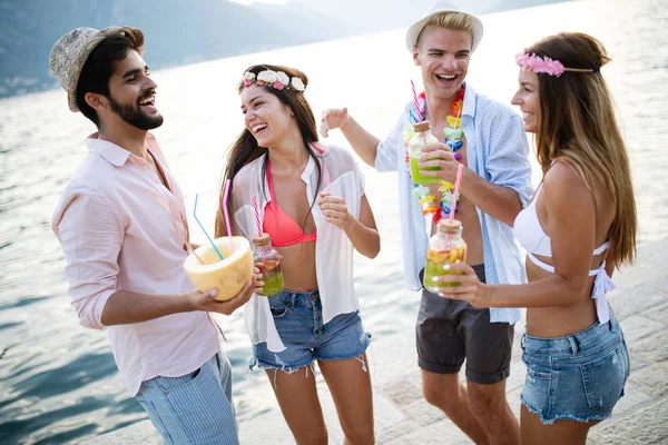 夏天的派对海滩边喝酒玩乐的朋友圈 — 图库照片