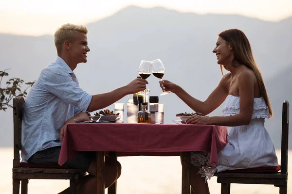 Giovane Coppia Che Condivide Romantica Cena Tramonto Sulla Spiaggia — Foto Stock