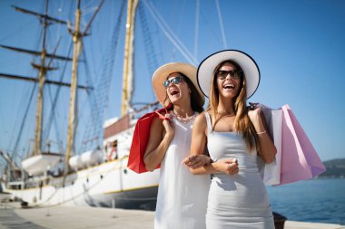 İki kadın ve bir koyda alışveriş için lüks yaşam