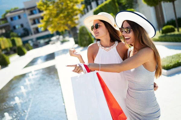 Luxusleben Für Zwei Frauen Die Sommerurlaub Spazieren Gehen Und Einkaufen — Stockfoto