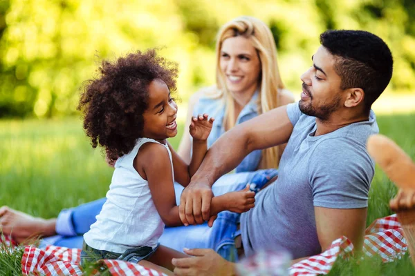 Szczęśliwa Rodzina Zabawy Czas Razem Piknik — Zdjęcie stockowe
