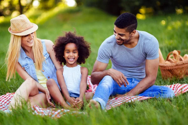 Imagem Casal Encantador Com Sua Filha Fazendo Piquenique Natureza — Fotografia de Stock