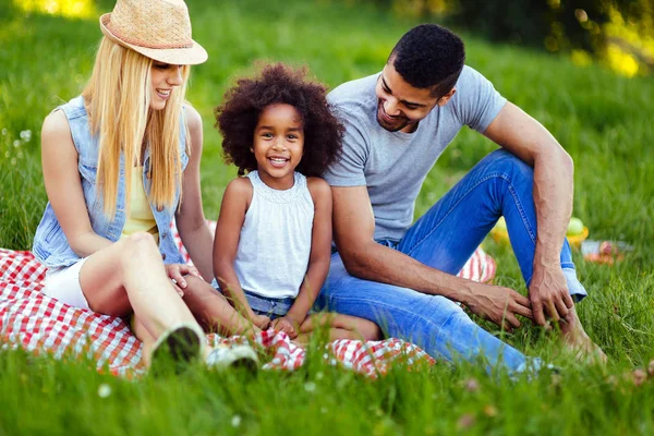 Imagem Casal Encantador Com Sua Filha Fazendo Piquenique Natureza — Fotografia de Stock