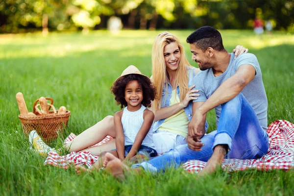 Foto Pareja Encantadora Con Hija Haciendo Picnic Naturaleza — Foto de Stock