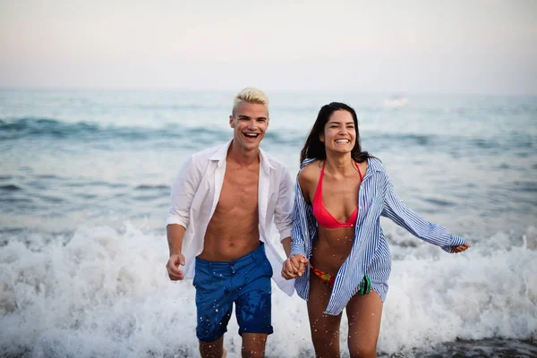幸せなロマンチックなカップルが楽しいビーチで晴れた日に — ストック写真