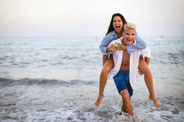 Glad Romantisk Par Som Har Kul Stranden Solig Dag — Stockfoto