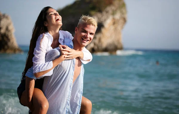 夕暮れ時に熱帯のビーチで楽しい幸せな陽気なカップル ロマンチックな休暇に関する概念 — ストック写真