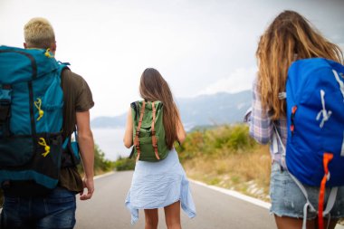Arkadaşlar mutlu hipster şirket dünya çapında seyahat, eğlenmek, gülerek, gülümseyen, tatil, öğrenciler