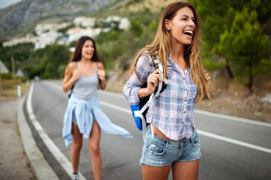 Bir grup gezgin arkadaş yürüyor ve eğleniyor. Seyahat yaşam tarzı ve mevsimlik tatil konsepti