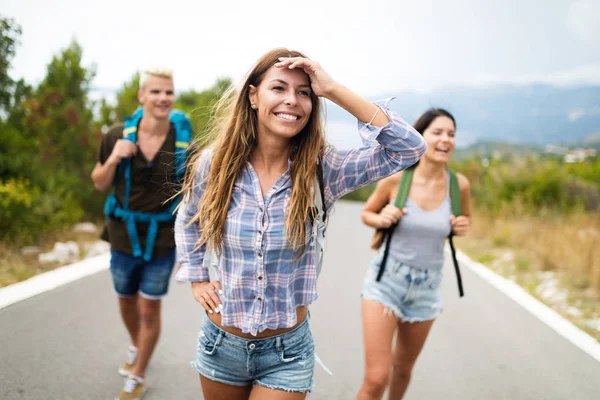 Grupp Vän Resenär Promenader Och Kul Resa Livsstil Och Säsongsbetonad — Stockfoto