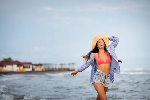 Mulher Bonita Praia Férias Verão — Fotografia de Stock