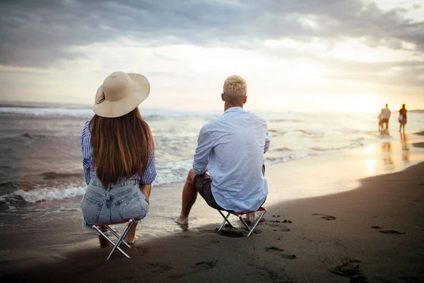 Feliz Pareja Romántica Divirtiéndose Playa Día Soleado — Foto de Stock