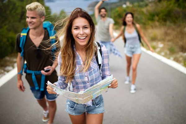 Grupo Pessoas Felizes Com Mochila Verão Livre — Fotografia de Stock