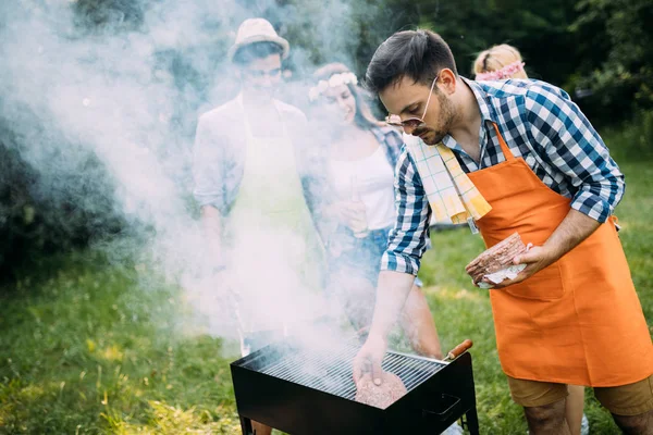 Groep Vrienden Maken Van Barbecue Natuur Eten Het Delen Van — Stockfoto