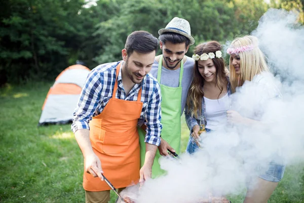 Freunde Grillen Gemeinsam Freien Der Natur — Stockfoto