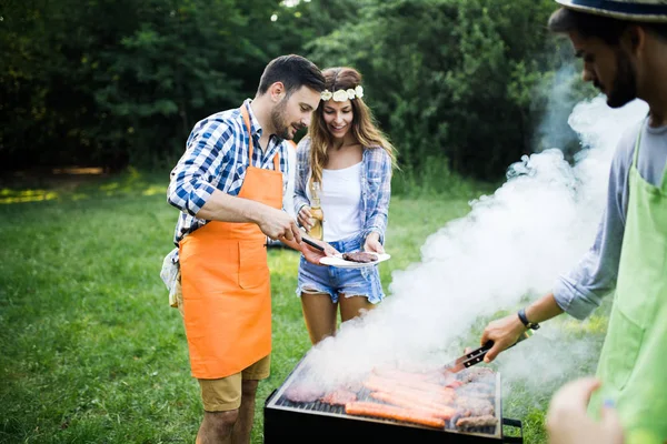 Group Friends Making Barbecue Nature Eating Sharing Positive Emotions — Stock Photo, Image