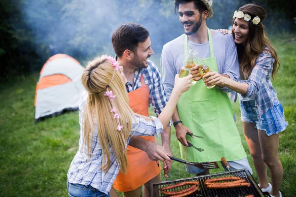 Vrienden Hebben Plezier Natuur Doen Bbq — Stockfoto