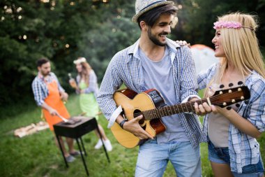 Arkadaşlar doğada bbq yaparak eğleniyorlar.