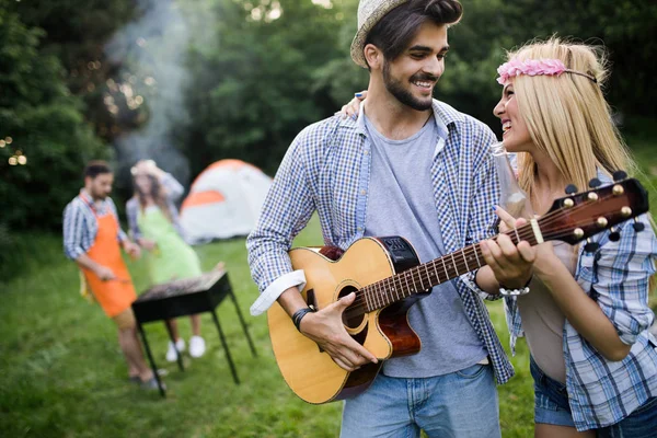 Amigos Divertindo Natureza Fazendo Bbq — Fotografia de Stock