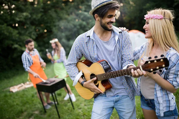 Amis Avoir Plaisir Dans Nature Faisant Bbq — Photo