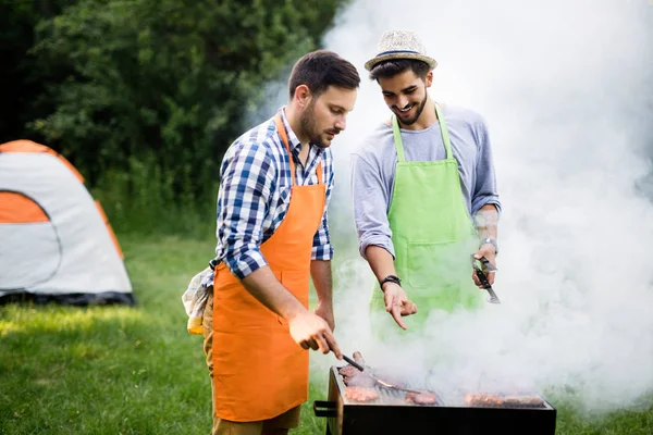 Groep Vrienden Met Barbecue Feesten Bos — Stockfoto