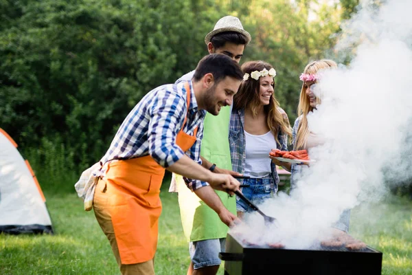 Groep Vrienden Die Buiten Barbecue Lachen Samen — Stockfoto