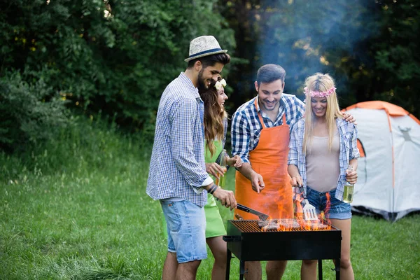 Amigos Fazendo Uma Festa Churrasco Natureza Enquanto Divertem — Fotografia de Stock