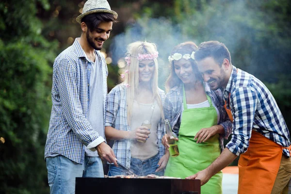 Amigos Fazendo Churrasco Juntos Livre Natureza — Fotografia de Stock