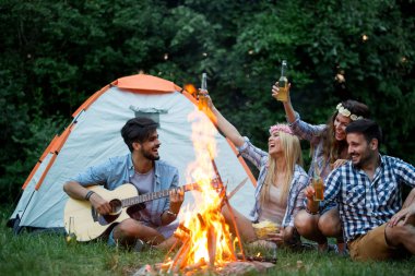 Barbekü doğada yapma arkadaş grubu. Yeme ve olumlu duygular paylaşımı