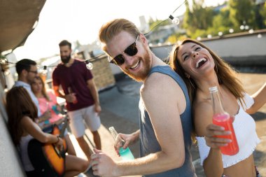 Çatı partisinde arkadaşlarınızla harika vakit geçiriyor