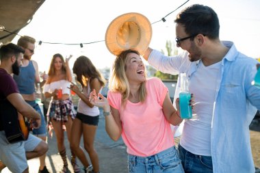 Çatı partisinde arkadaşlarınızla harika vakit geçiriyor