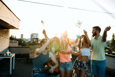 Çatı partisinde arkadaşlarınızla harika vakit geçiriyor