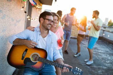 Genç arkadaşlar mutlu grup eğlenceli, yaz aylarında parti